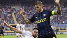 Mauro Icardi (vpravo) z Interu Milán v souboji s Panagiotisem Tachtsidisem z...