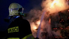 Na okraji Olomouce vzplál stoh několika stovek balíků slámy, hasiči museli k...