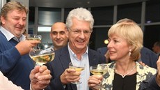 Lídr krajské kandidátky hnutí ANO Oto Ko�ta (uprost�ed) slaví v olomouckém...