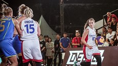 Česká basketbalistka Sára Krumpholcová (vpravo) ve finále MS proti Ukrajině.