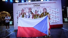 �eské basketbalistky Kate�ina Novotná, Tereza Vorlová, Michaela Uhrová a Sára...