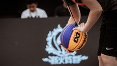 �LUTO-FIALOVÝ MÍ�. K basketbalu pat�í p�edev�ím oran�ová koule, hra 3x3 v�ak...