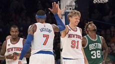 Mindaugas Kuzminskas z NY Knicks se raduje spolen s novým spoluhráem...