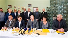 Zástupci pětikoalice podepsali v říjnu 2016 memorandum o spolupráci v...