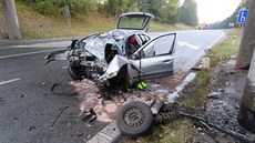 Náraz ve vysoké rychlosti zdemoloval p�ední �ást vozu.