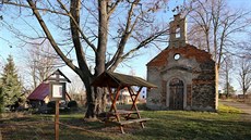 Kaple je dnes bez st�echy a krov�, uvnit� rostou stromy, nemá okna ani dve�e....