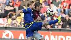 Jihlavský obránce Petr Tlustý (vlevo) nechce odevzdat mí� spar�anskému...