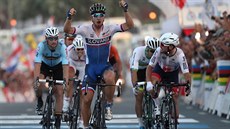 V CÍLI. Slovenský cyklista Peter Sagan triumfáln dojídí do cíle závodu s...