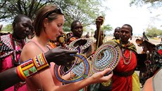 Nákup suvenýr od Masaj v Keni.