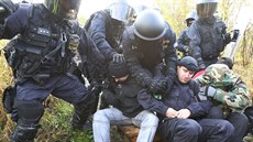 Spolené cviení eských a nmeckých policist na hraniním pechodu Mníek na...