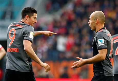 Fotbalist Bayernu Mnichov Robert Lewandowski a Arjen Robben v utkn nmeck...