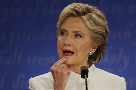 Clintonová bhem závrené debaty (20. íjna 2016)