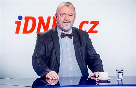 Zkuen diplomat Hynek Kmonek v diskusnm poadu Rozstel na iDNES.cz. (20....