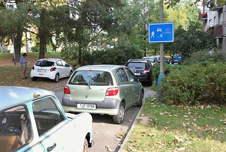 Na sídliti Kollárova v Jihlav je velký problém s nedostatkem parkovacích...