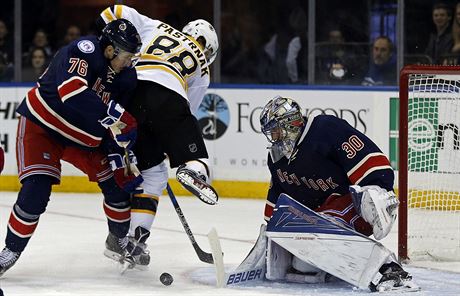 David Pastrák z Bostonu se snaí prosadit ped brankáem New York Rangers...