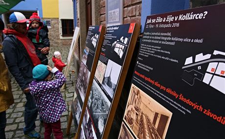 Lidé stojící o vylepení Kollárovy ulice v Plzni se seli na dvorku Zach's...