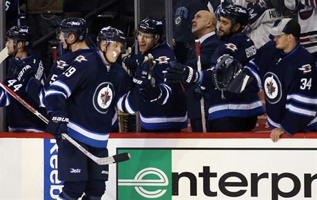 Patrik Laine slaví se spoluhrái z Winnipegu svj gól.