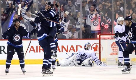 Hokejisté Winnipegu oslavují gól Patrika Laineho proti Torontu,