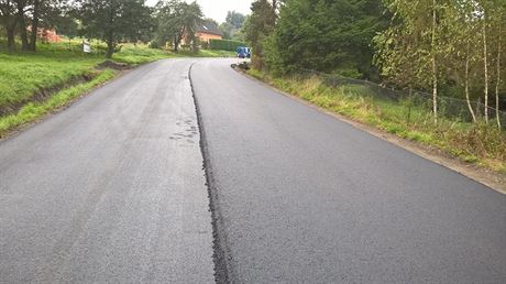 Opravená silnice v Horní Polici na eskolipsku.