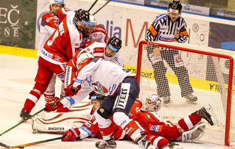 Momentka z duelu Pardubic (bl) a Olomouce