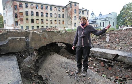 Archeoloka Jana Brhelová u výkop v okolí krnovského kostela svatého Ducha.