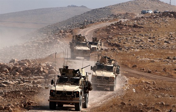 Obrnná vozidla mezinárodní koalice proti Islámskému státu nedaleko Mosulu (23....