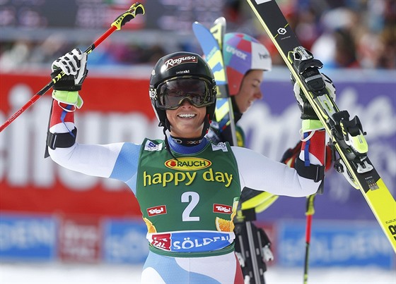 Lara Gutová se usmívá, práv vyhrála vyhrála úvodní závod sezony - obí slalom...