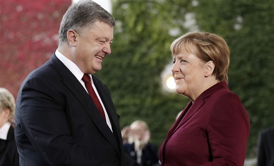 Ukrajinský prezident Petro Poroenko a nmecká kancléka Angela Merkelová pi...