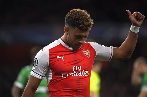 Alex Oxlade-Chamberlain v dresu Arsenalu.  