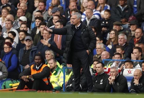 ZPÁTKY. Trenér Manchester United José Mourinho diriguje své svence v utkání...