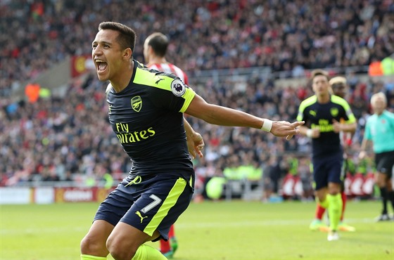 Útoník Alexis Sánchez poslal Arsenal do vedení na hiti Sunderlandu...