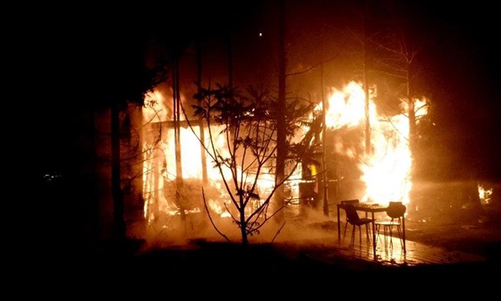 Při požáru chatky u obce Suchý na Blanensku se zranili dva lidé (23. října...