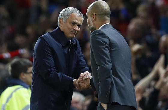GRATULUJU BRÁCHO José Mourinho (vlevo), trenér Manchesteru United, po zápase...
