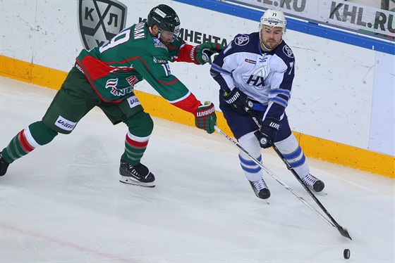 Michal Jordán (vlevo) v dresu Kazan bhem zápasu KHL proti Ninkamsku.