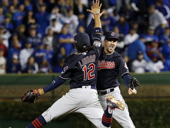 Francisco Lindor (vlevo) a Lonnie Chisenhall z Clevelandu se radují z vítzství...