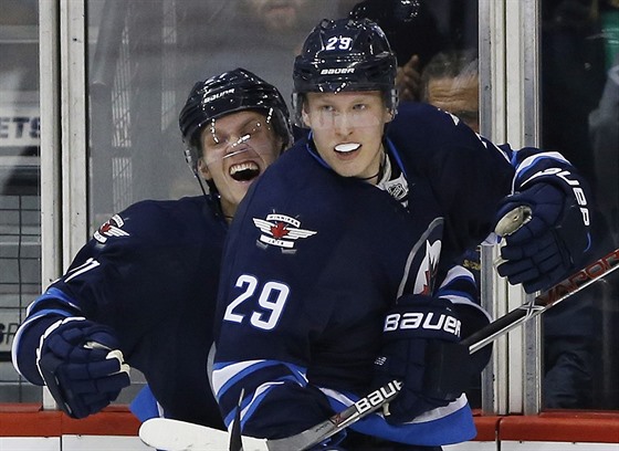 Nikolaj Ehlers (vlevo) a Patrik Laine z Winnipegu oslavují gól druhého...