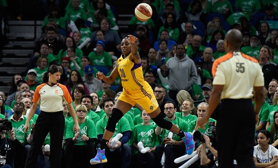 Nneka Ogwumikeová z LA Sparks zachrauje mí ve he.