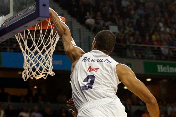 Anthony Randolph z Realu Madrid smeuje do koe Estudiantes Madrid a zárove...