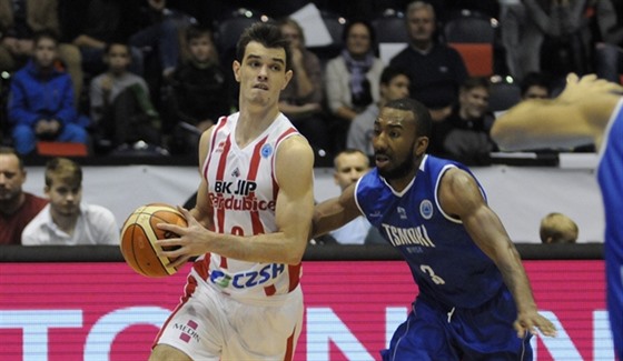 Ilustraní foto z duelu Pardubic (ervenobílá) ve FIBA Europe Cupu 