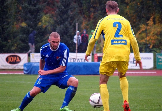 Ostravský Marek Hlinka (v modrém) se snaí obejít Adama Beránka z Varnsdorfu.