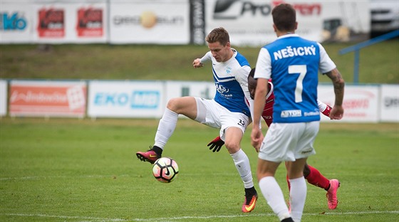 Momentka z druholigového duelu mezi Táborskem (modrobílá) a Pardubicemi