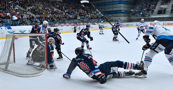 Momentka z duelu Chomutov vs. Vítkovice (tmav modrá)