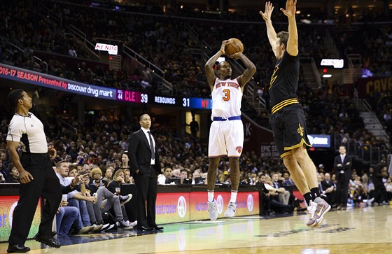 Brandon Jennings z New Yorku stílí na ko Clevelandu.