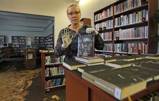 Ředitelka novojičínské knihovny Renáta Domoráková ukazuje škody, které požár napáchal. 