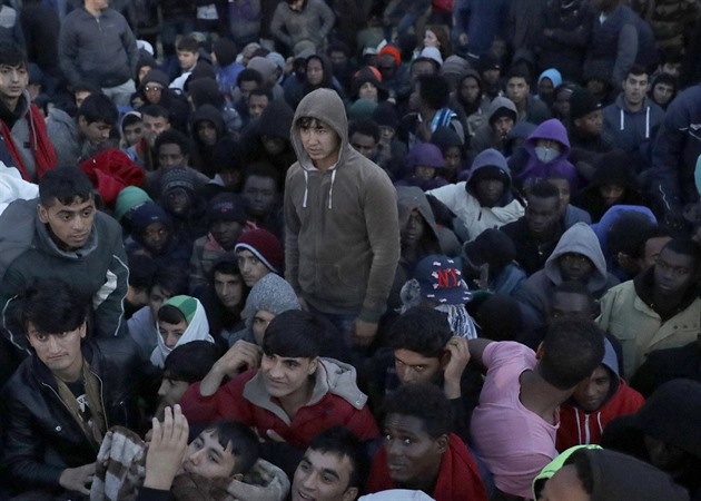 PŘÍMÝ PŘENOS: V Calais pokračuje vyklízení uprchlického tábora