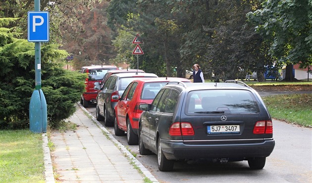 Na sídlišti Kollárova v Jihlavě je velký problém s nedostatkem parkovacích...