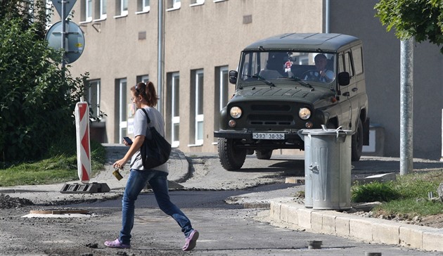 Souástí místního koloritu jsou ve Mst Libavá i nadále vojenská auta a mui v...