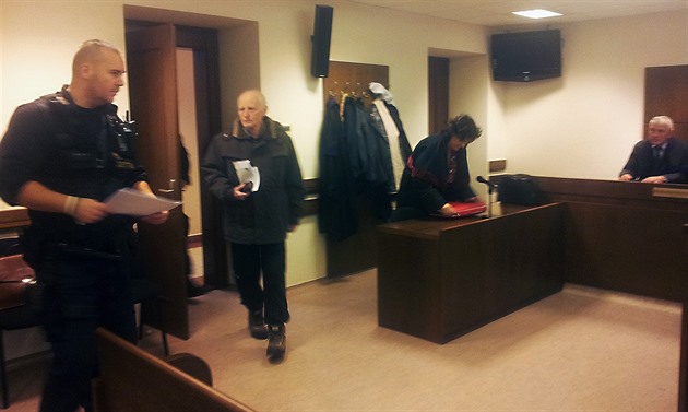 Eskorta pivádí do soudní sín obalovaného sedmaosmdesátiletého Josefa Koláe.