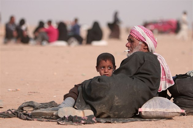 Uprchlíci z iráckého Mosulu a syrského Dajr az-Zauru na pomezí Sýrie a Iráku...