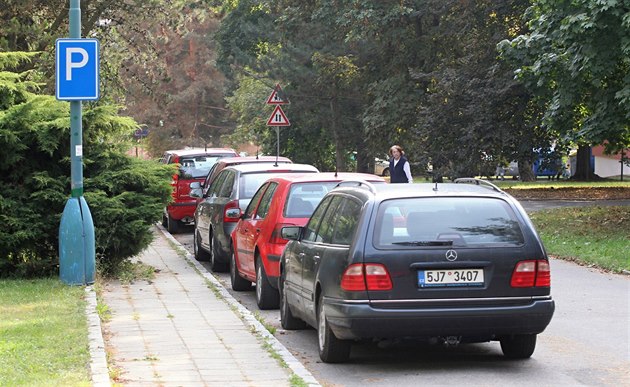 Na sídliti Kollárova v Jihlav je velký problém s nedostatkem parkovacích...